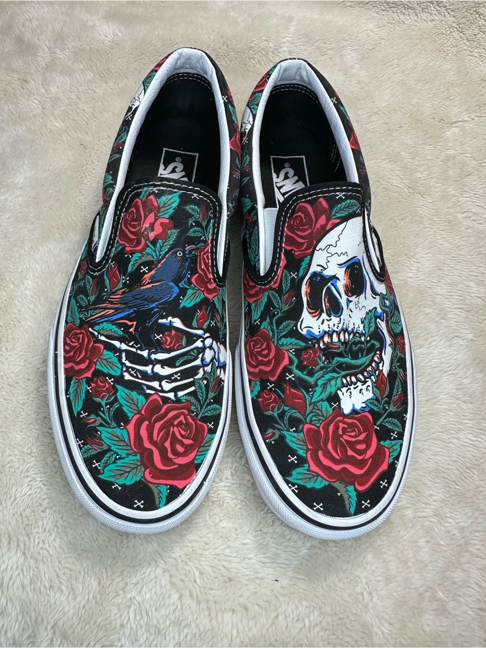 Vans Skull and Roses Print Classic Slip-On Shoes Size Mens 8 Women’s 9.5 - Picture 3 of 8
